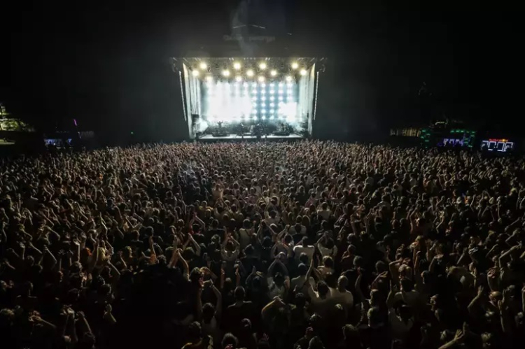 Massive Attack İstanbul'da konser verdi! Daddy G Filistin kefiyesiyle sahneye çıktı 2