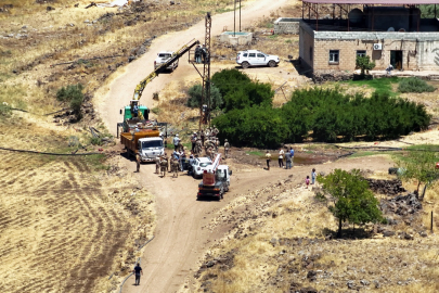 DEDAŞ Mardin’de kaçak elektrik kullanan bir köye jandarma ile girdi ve 98 trafoya el koydu