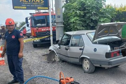 Hatay'da aydınlatma direğine çarpan otomobilin sürücüsü öldü