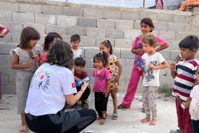 Adana'da sıcaktan bunalan çocuklara dondurma şenliği