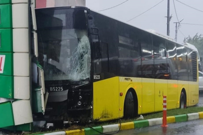 Avcılar'da İETT otobüsü 3 araca çarptı, 3 kişi yaralandı