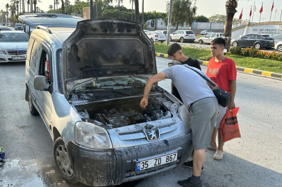 Hatay'da hafif ticari aracın motor kısmı yandı