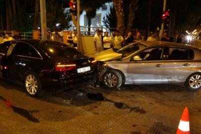 Antalya’da kırmızı ışık ihlali zincirleme trafik kazasına yol açtı, trafik kilitlendi