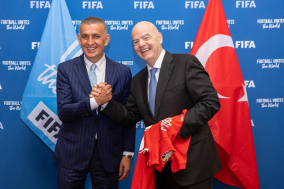 TFF Başkanı Hacıosmanoğlu, FIFA Başkanı Infantino ile Paris'te bir araya geldi