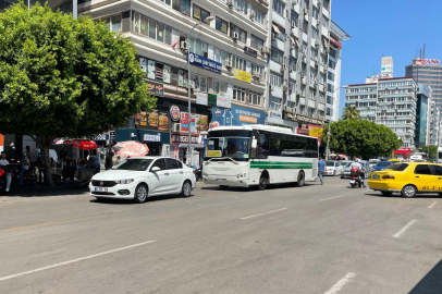 Adana’da İsmet İnönü caddesinde trafik yoğunluğu vatandaşlara zor anlar yaşatıyor