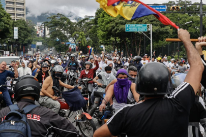 Venezuela'da Maduro, ordunun ve polisin sokaklarda devriye gezeceğini açıkladı