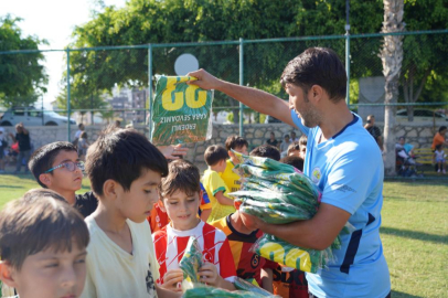 Erdemli'de spor kurslarına katılan çocuklara forma ve spor malzemeleri dağıtıldı