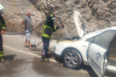 Hatay'da seyir halindeki araçta yangın paniği