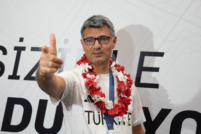 Paris 2024'te gümüş madalya kazanan milli atıcı Yusuf Dikeç yurda döndü