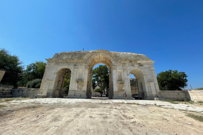 Anavarza Antik Kenti'ndeki eski mezarlar ilgi çekmeye devam ediyor