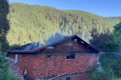 Kastamonu’da iki katlı ev yangında küle döndü