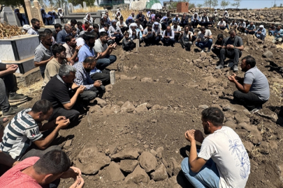 Şanlıurfa'daki kazada hayatını kaybeden 5 çocuk yan yana defnedildi