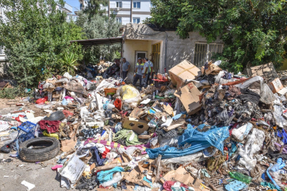 Antalya'da kötü kokuların yayıldığı 2 evin bahçesinden 12 kamyon çöp çıktı