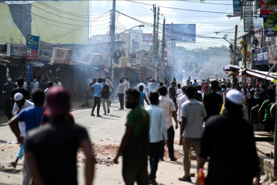 Bangladeş'te gösteriler siyasi krize dönüştü, Başbakan Hasina helikopterle kaçtı