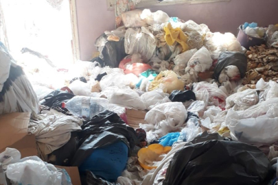 Adana'da psikolojik sorunları olan kişinin evinden 15 kamyon çöp çıkarıldı