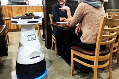 Adana'da restoranlarda "Robot Garson" dönemi başladı