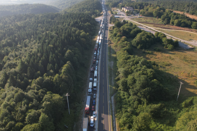 Bolu Dağı'nda tır kazası: Kilometrelerce araç kuyruğu oluştu