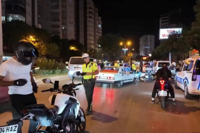 Adana'da trafik güvenliğini tehlikeye sokan 127 araca ceza kesildi