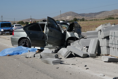 Burdur'da bordür taşına çarpan otomobildeki karı koca öldü, çocukları yaralandı