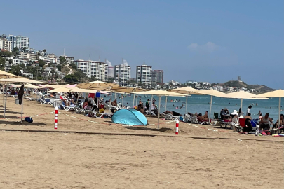 Yumurtalık’ta sabahın ilk ışıklarında vatandaşlar denize girdi