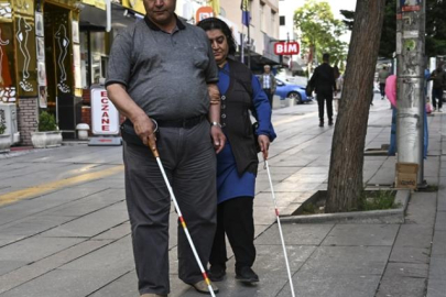 Adana’da kaldırım işgali engelli bireylere zorluk yaşatıyor