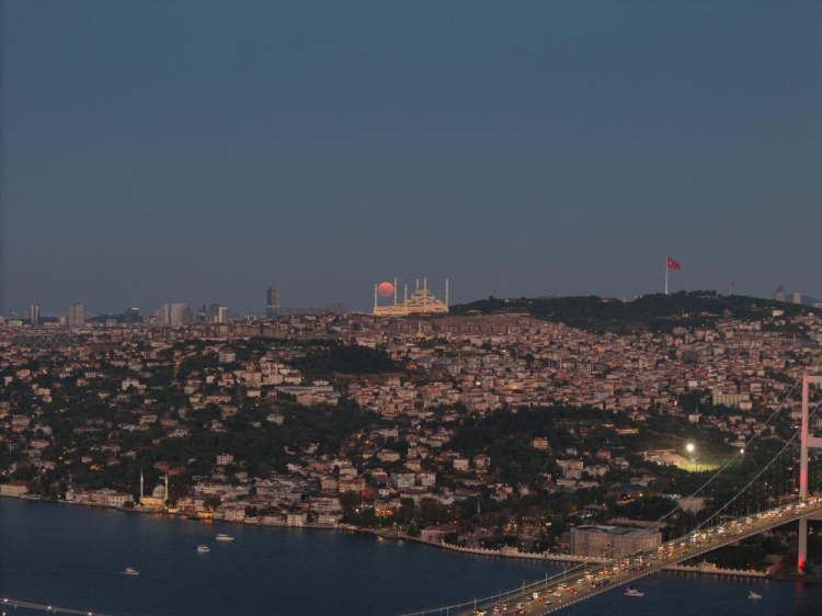 İstanbul’da dolunay şöleni 15 Temmuz Şehitler Köprüsü ve Çamlıca Camii ile kartpostallık görüntüler  2