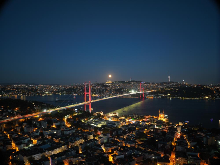 İstanbul’da dolunay şöleni 15 Temmuz Şehitler Köprüsü ve Çamlıca Camii ile kartpostallık görüntüler 3