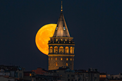 Galata Kulesi ve Dolunay İstanbul'u büyüledi