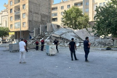 Şanlıurfa'da yıkım sırasında bina iş makinesinin üzerine devrildi