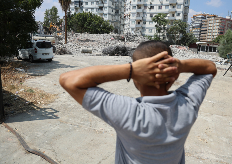 Adana'da depremde hasar gören 9 okullarda yıkım çalışmaları başladı