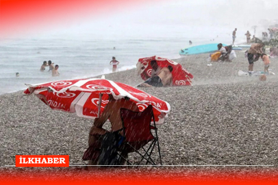 Mersin'de sağanak yağış başladı