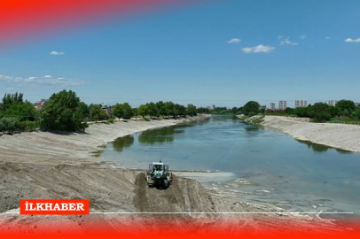 Seyhan Nehri temizliği için 3 iş makinesi ile çalışmalar başladı