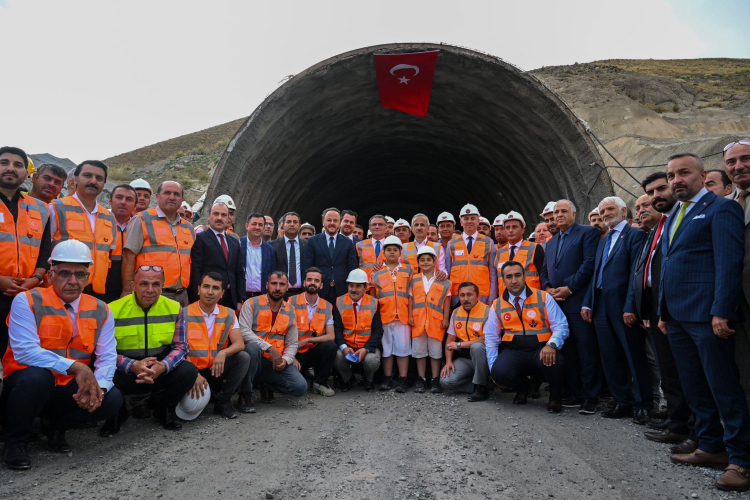 Ulaştırma Bakanı Uraloğlu Van-Hakkari yolunda Güzeldere tüneli ile ulaşım süresi 6 dakikaya düşüyor 2