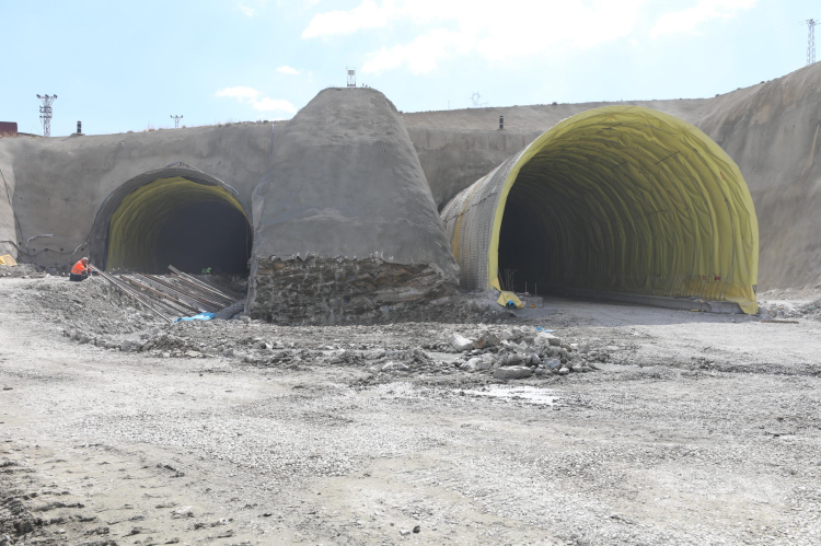 Ulaştırma Bakanı Uraloğlu Van-Hakkari yolunda Güzeldere tüneli ile ulaşım süresi 6 dakikaya düşüyor 3