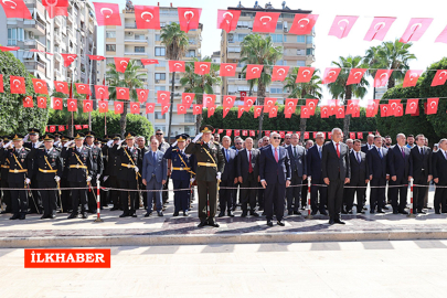 Adana’da 30 Ağustos Zafer Bayramı’nın 102. yıl dönümünde Atatürk Anıtı’na çelenk sunuldu