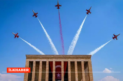 Türk Yıldızları'ndan 30 Ağustos Zafer Bayramı'na özel Anıtkabir üzerinde saygı uçuşu