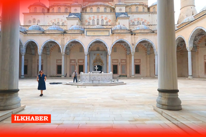 Adana Sabancı Merkez Camii girişinde uygunsuz davranışlar sergileyen iki genç tepki aldı