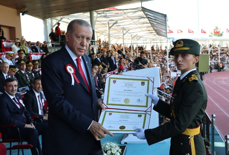 Kara Harp Okulu birincisi: Teğmen Ebru Eroğlu