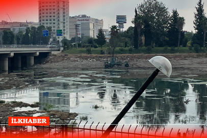 Adana'da DSİ ekiplerinin Seyhan Nehri'ndeki temizlik çalışması hız kesmeden devam ediyor