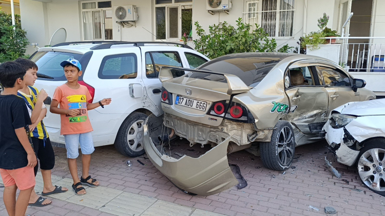 Antalya'da 14 yaşındaki çocuk sürücü mahallenin araçlarını hurdaya çevirdi