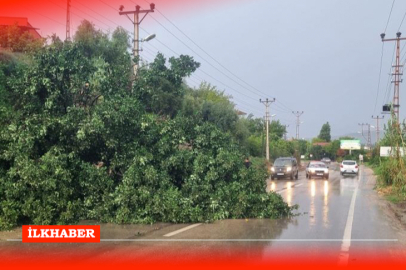 Adana'da şiddetli yağış ve fırtına yolu kapattı