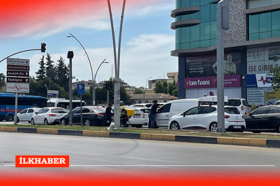 Adana'da cam siliciler trafikte sürücülere zor anlar yaşatıyor