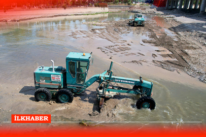 Seyhan Nehri'nde temizlik çalışmaları tamamlanmak üzere