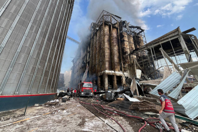 Sakarya'da patlama yaşanan Oba Makarna fabrikasında soğutma çalışmaları devam ediyor