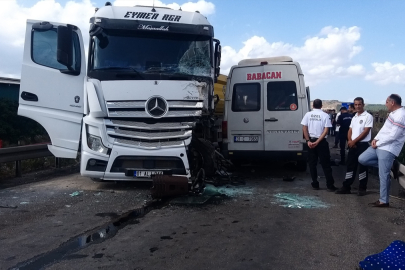 Adana'nın Ceyhan İlçesinde işçi servisi ile kamyon çarpıştı: Ölü sayısı 4'e yükseldi