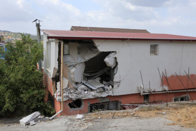 Adana'da freni patlayan çöp kamyonu evin mutfağına girdi