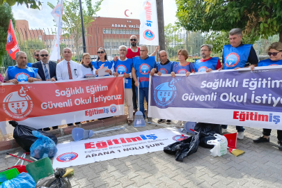 Adana'da öğretmenler ellerine süpürge kürek alıp eylem yaptı