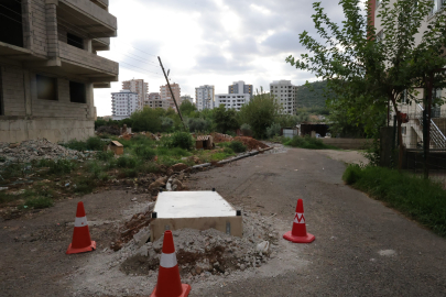 Kozan’da mahalleli, kapağı olmayan rögarı kendi imkanlarıyla kapattı