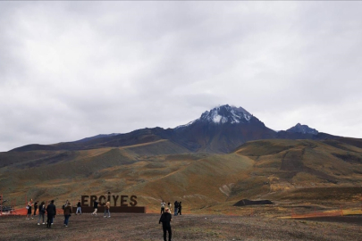 Erciyes Dağı'nın zirvesine kar yağdı