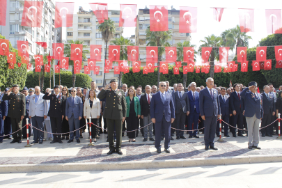 Gaziler Günü dolayısı ile Adana'da Atatürk Parkı’na çelenk bırakıldı